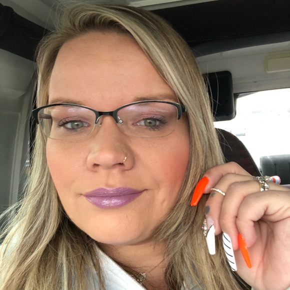 Meet your Posher, April - Picture 2 of 4